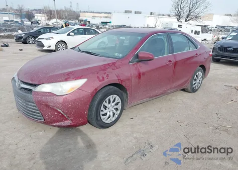 2015 Toyota Camry Le z USA, uszkodzony, nr VIN 4T1BF1FK2FU988997